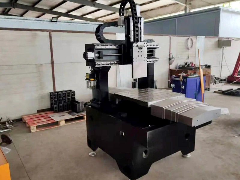 怎樣正確使用好小型模具雕銑機呢？